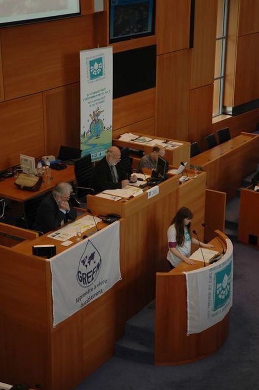 Eva  Seifarth (2C6)lit le mot d\'introduction du parlement 2009 devant tous les jeunes, le ministre et les experts