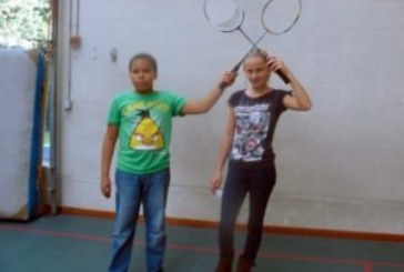 Pendant le temps de midi, tennis de table ou badminton ?